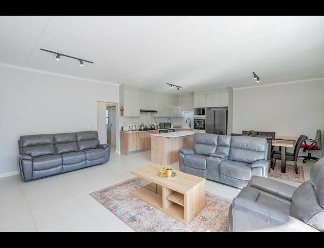 3 BEDROOM APARTMENT FOR SALE IN SANDOWN